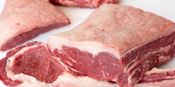 Frigoríficos brasileiros anunciam suspensão de vendas de carne ao Carrefour e empresas do grupo